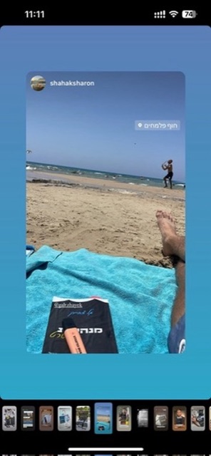 סטורי של shahaksharon: הספר מנהיגות בטישרט על מגבת בחוף פלמחים